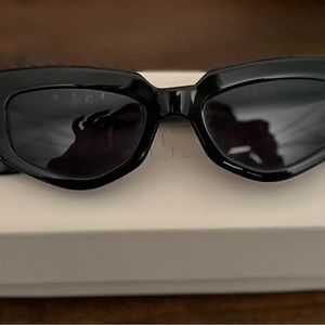Dezi “On Read” sunglasses *new in box*